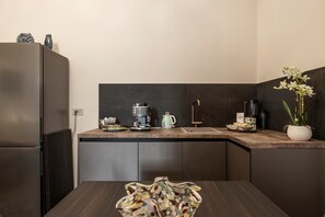 Réfrigérateur, plaque de cuisson, cafetière/bouilloire