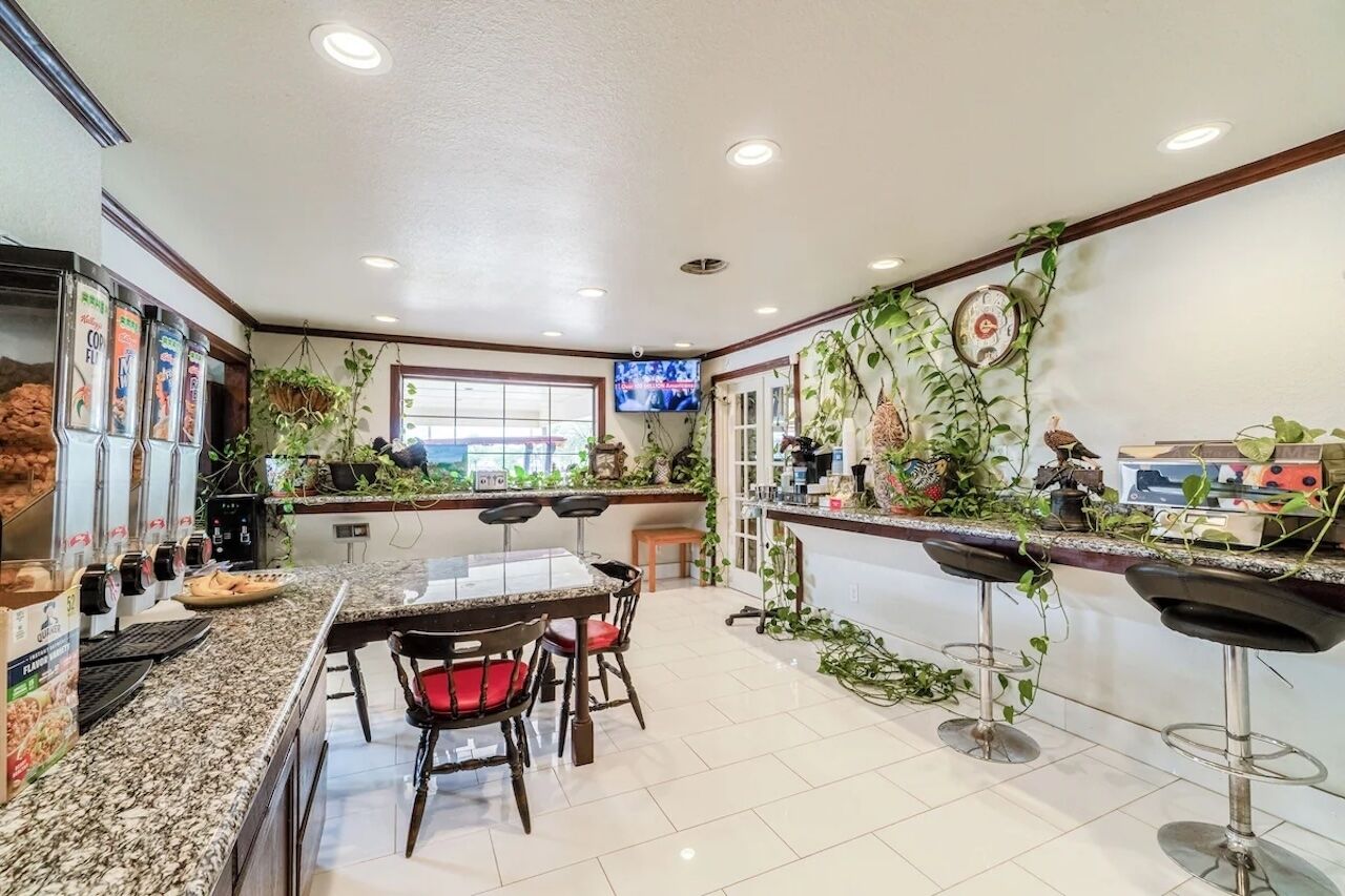 Linger over conversation in this airy, casual breakfast nook.