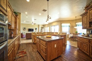 ثلاجة، ميكروويف، فرن، موقد طهي مسطح