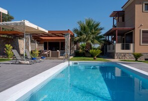 Seasonal outdoor pool, pool umbrellas, pool loungers - Luxurious Villa David (Malevizi)