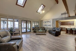 House (4 Bedrooms) | Interior - Private & Spacious Lakefront Home in Memphis! (Memphis)