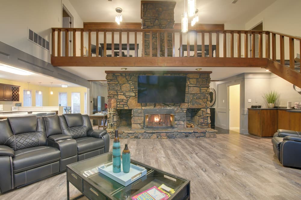 Private & Spacious Lakefront Home in Memphis! - DeSoto County, MS