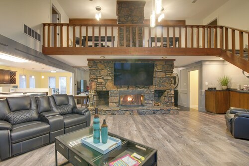 Private & Spacious Lakefront Home in Memphis!