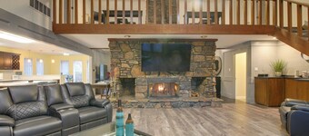 Private & Spacious Lakefront Home in Memphis!