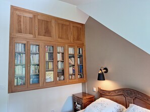 3 عدّة غرف نوم ومكواة/لوح كي وواي فاي وملاءات أسرّة