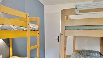 3 bedrooms, iron/ironing board, WiFi, bed sheets