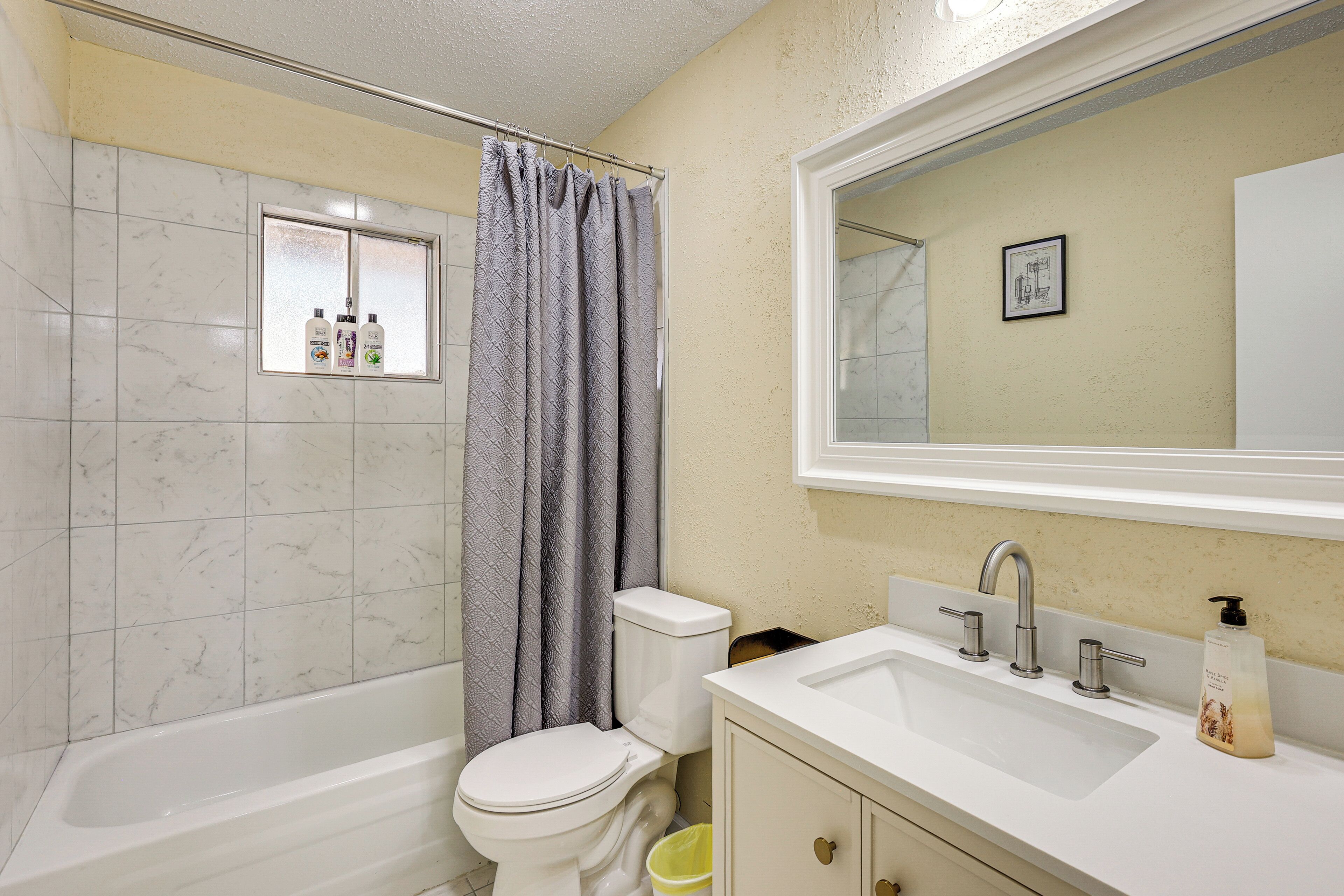 Un baño con bañera, inodoro y lavabo.
