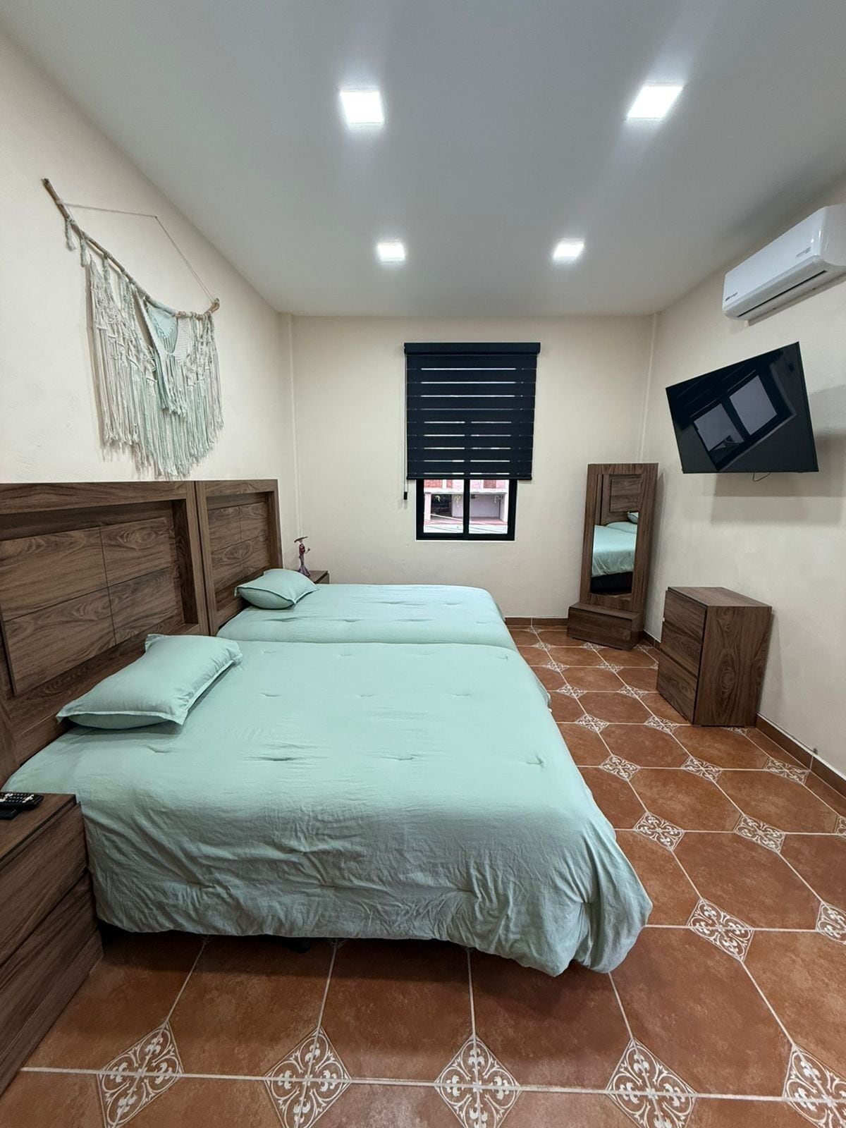5 bedrooms, iron/ironing board, WiFi, bed sheets
