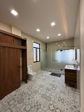 Dusch, hårtork, handdukar och tvål