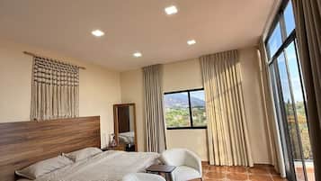 5 bedrooms, iron/ironing board, WiFi, bed sheets