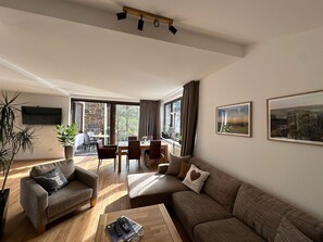 TV, stereo - Apartment 'Zum Wilzenberg' with Mountain View, Balcony and Wi-Fi (Schmallenberg-Winkhausen)