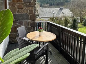 Outdoor dining - Apartment 'Zum Wilzenberg' with Mountain View, Balcony and Wi-Fi (Schmallenberg-Winkhausen)