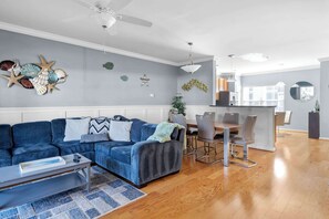 Casa de ciudad, varias camas, patio, vista al jardín (Rehoboth Crossing 1) | Área de sala de estar