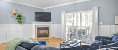 Townhome - flera sängar - uteplats - utsikt mot trädgården (Rehoboth Crossing 1) | Vardagsrum