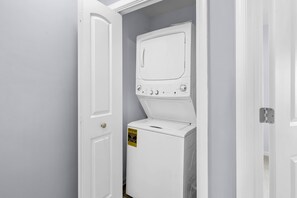 Casa de ciudad, varias camas, patio, vista al jardín (Rehoboth Crossing 1) | Lavandería