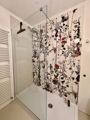 Dusche, Haartrockner, Bidet, Handtücher