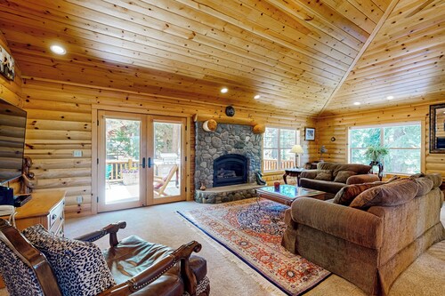 4BR House w/ Hot Tub & Expansive Deck