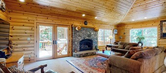 4BR House w/ Hot Tub & Expansive Deck