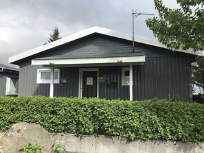 Exterior - Hlíðarból Guesthouse (Hvolsvöllur)