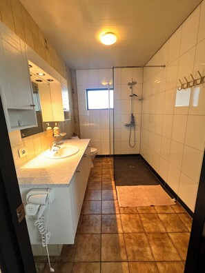 Douche, sèche-cheveux, serviettes fournies, savon