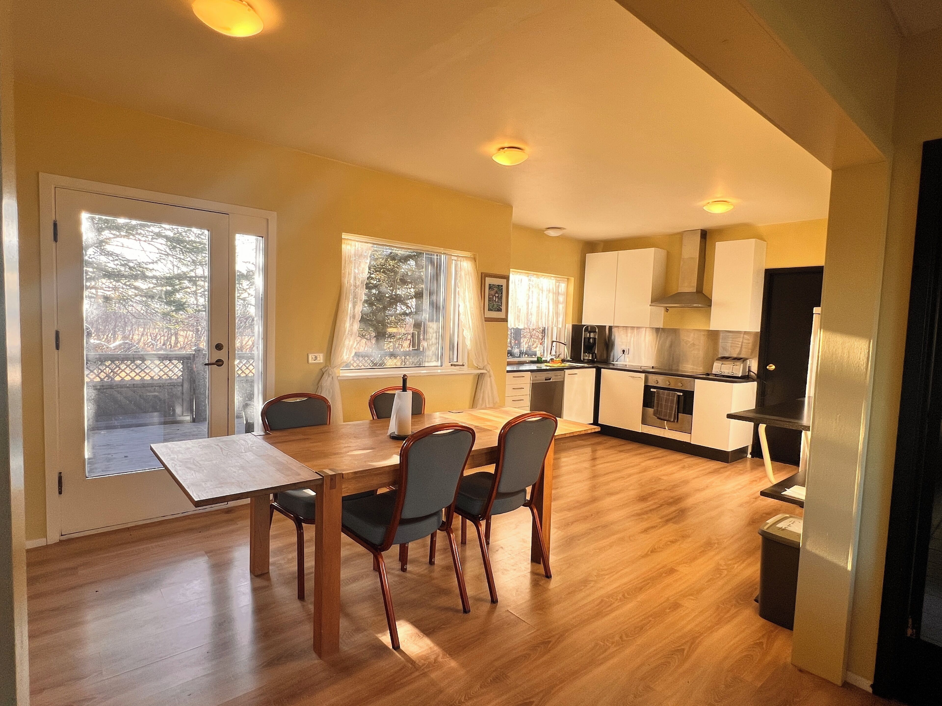 Full-size fridge, microwave, oven, stovetop