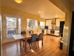 Refrigerador con congelador, microondas, horno y parrilla de estufa