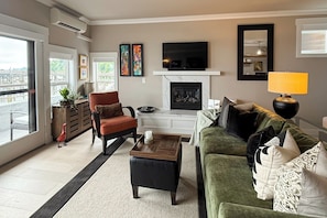 Apartment (0 Bedroom) | Interior - Studio Overlooking Saratoga Passage & Cascade Mtns (Langley)