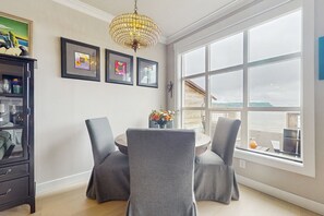 Apartment (0 Bedroom) | Interior - Studio Overlooking Saratoga Passage & Cascade Mtns (Langley)