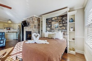 Apartment (0 Bedroom) | Interior - Pool + Riverfront! Couples Retreat in Smoky Mtns (Townsend)