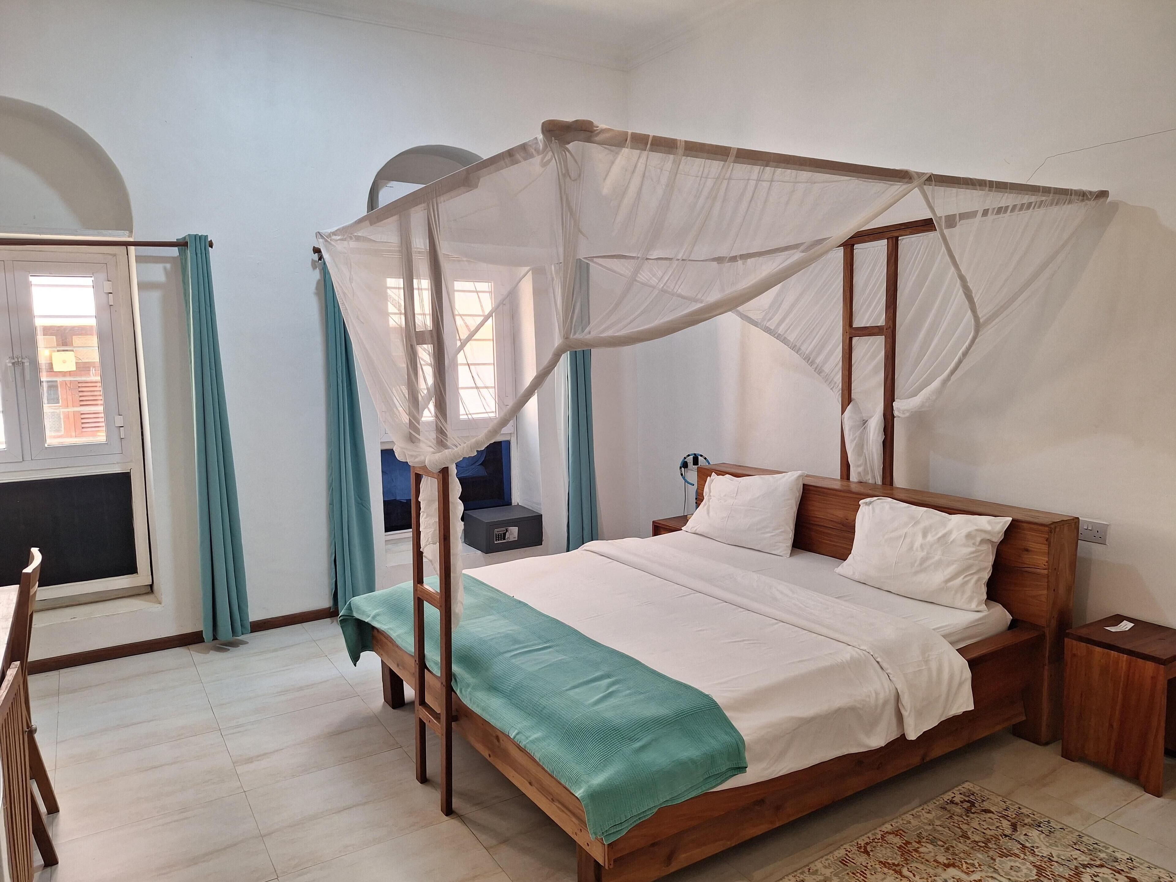 Double Room | In-room safe, iron/ironing board, free WiFi, bed sheets