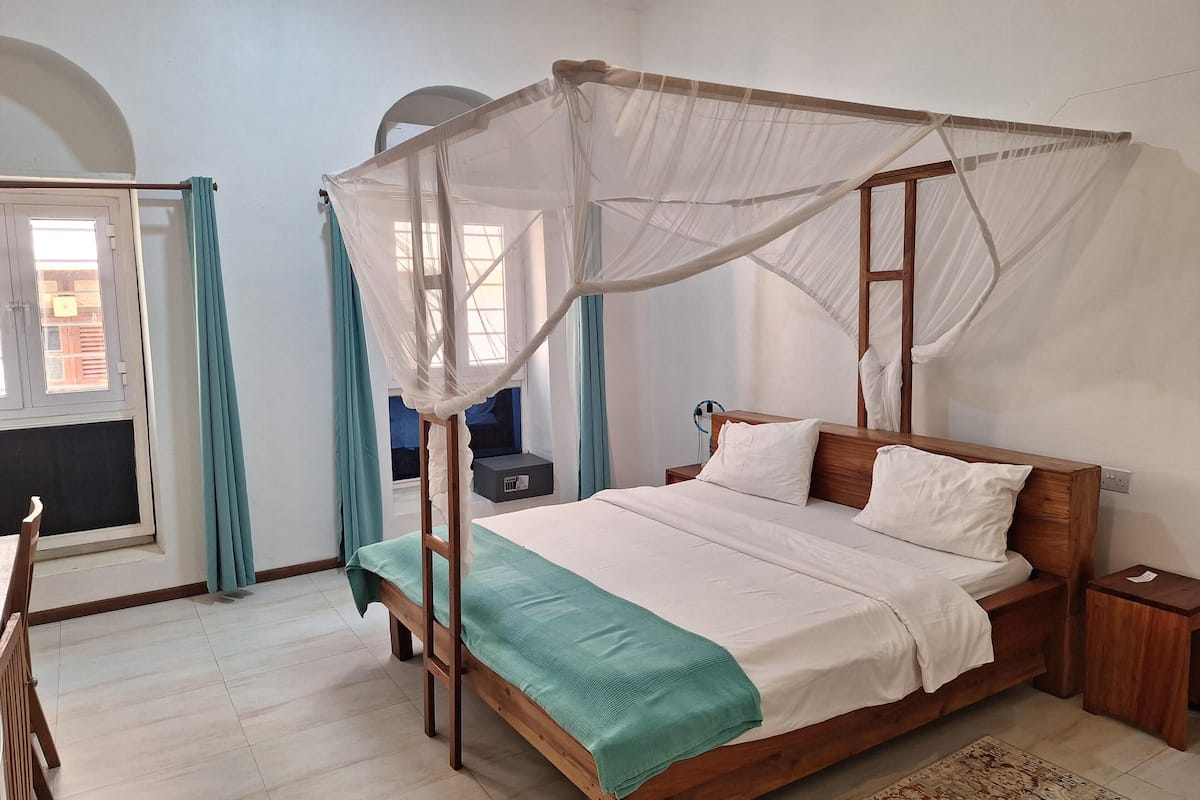 Double Room | In-room safe, iron/ironing board, WiFi (free), bed sheets