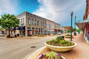 Apartment (0 Bedroom) | Interior - 'mckinney Marvel' Studio in Historic District (McKinney)