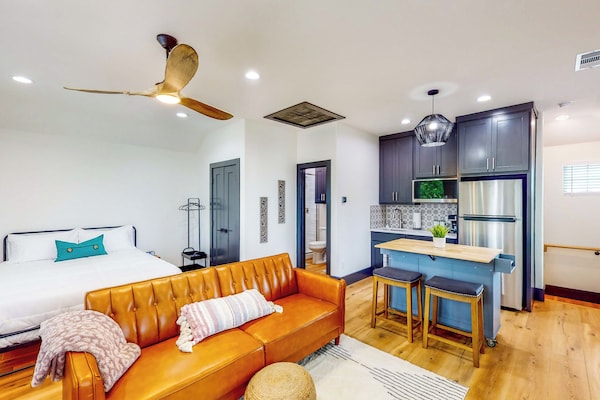 'Mckinney Marvel' Studio In Historic District - McKinney, TX