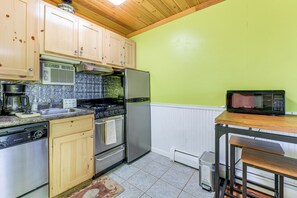 Apartment (0 Bedroom) | Interior - Right on the Beach! OOB Studio Half-mi to the Pier (Old Orchard Beach)