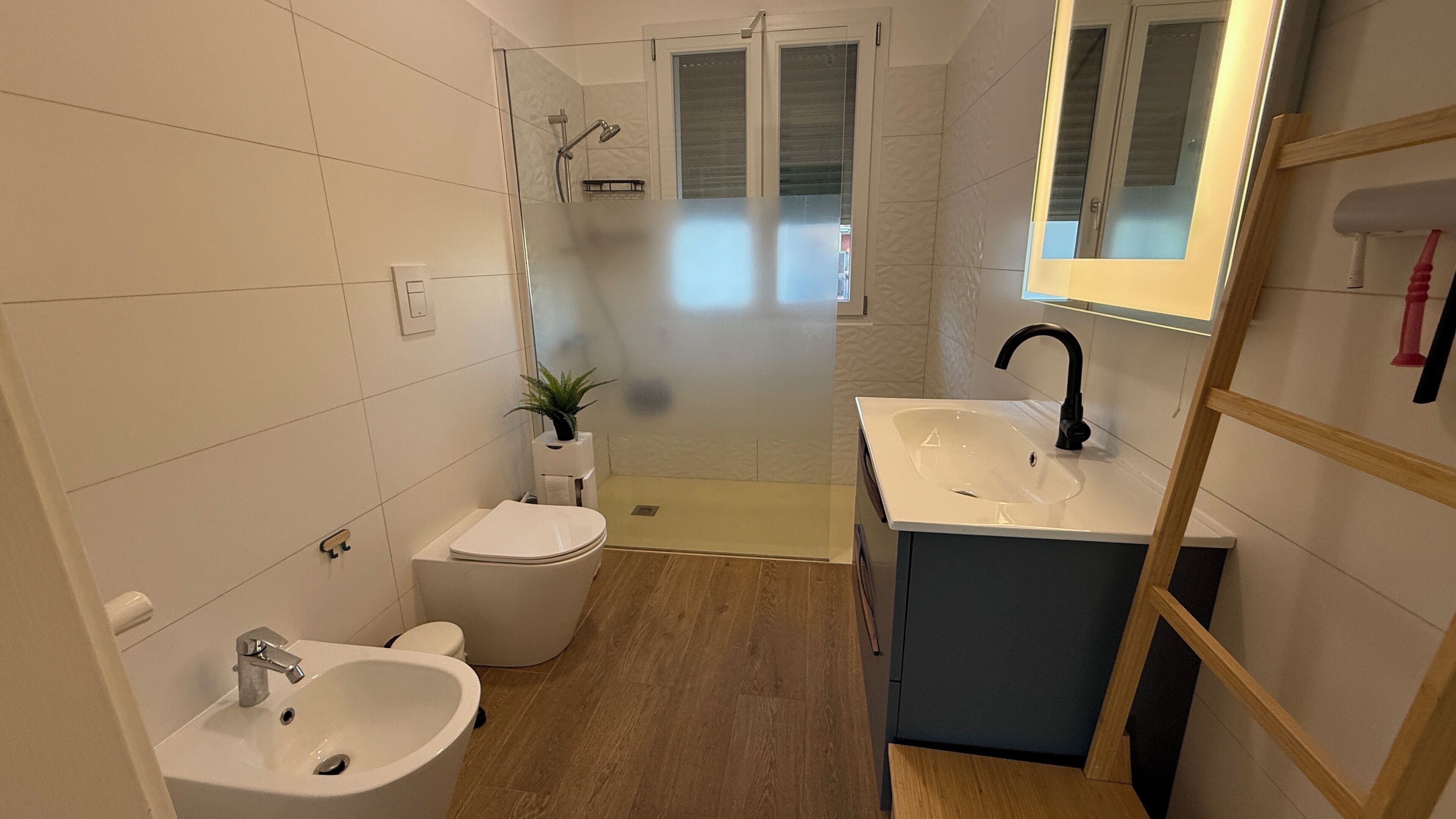 Douche, sèche-cheveux, bidet, serviettes fournies