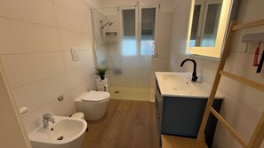 Doccia, asciugacapelli, bidet, asciugamani