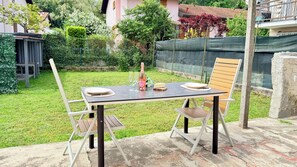 Outdoor dining - Family 3-Bedroom Apartment near MXP &Lake Maggiore (Sesto Calende)