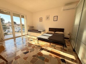 3 bedrooms, iron/ironing board, WiFi - Family 3-Bedroom Apartment near MXP &Lake Maggiore (Sesto Calende)