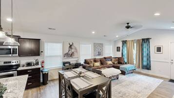 House (3 Bedrooms) | Interior