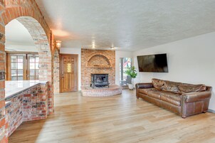 House (5 Bedrooms) | Interior