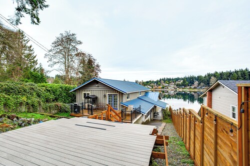 3 Mi to Puget Sound: Lakefront Gem w/ Patio!