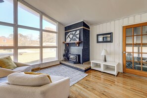 House (3 Bedrooms) | Interior - 7 Mi to Neuse River! Family Home w/ Poolside Oasis (Havelock)