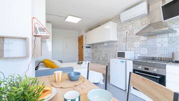 Fridge, microwave, oven, coffee/tea maker