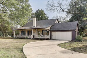 House (3 Bedrooms) | Interior - 2 Mi to UA! Family-friendly Getaway w/ Patio (Northport)