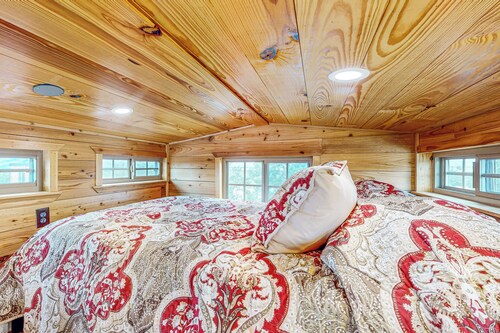 Studio Cabin w/ Fire Pit, A/c, Kitchen & Wifi
