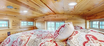 Studio Cabin w/ Fire Pit, A/c, Kitchen & Wifi