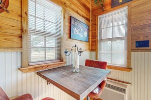 Apartment (0 Bedroom) | Interior - Studio Cabin w/ Fire Pit, A/c, Kitchen & Wifi (Harper)