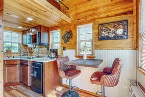 Apartment (0 Bedroom) | Interior - Studio Cabin w/ Fire Pit, A/c, Kitchen & Wifi (Harper)