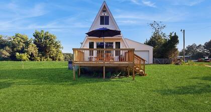 Dog-friendly A-frame Cabin w/ Deck
