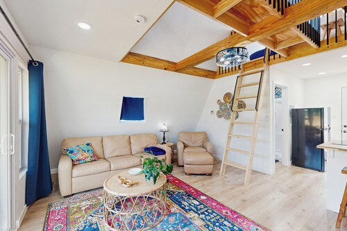 Dog-friendly A-frame Cabin w/ Deck